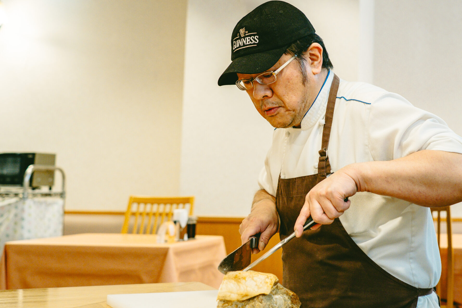 洋食の山内シェフ_ローストビーフカッティング
